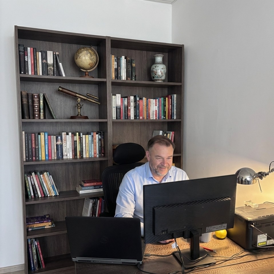 Robert Kachnowicz przy biurku w swoim biurze